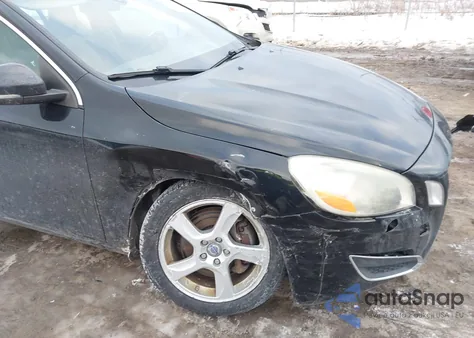 2013 Volvo S60 T5 z USA, uszkodzony, nr VIN YV1612FS3D1219105